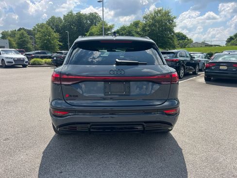 Used 2025 Audi SQ6 e-tron Premium Plus w/ Premium Plus AWD/4WD image 4
