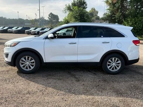 Used 2018 Kia Sorento FWD image 2