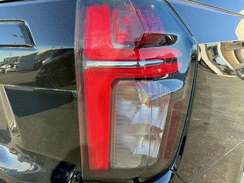 Used 2023 Chevrolet Suburban Z71 w/ Luxury Package image 16