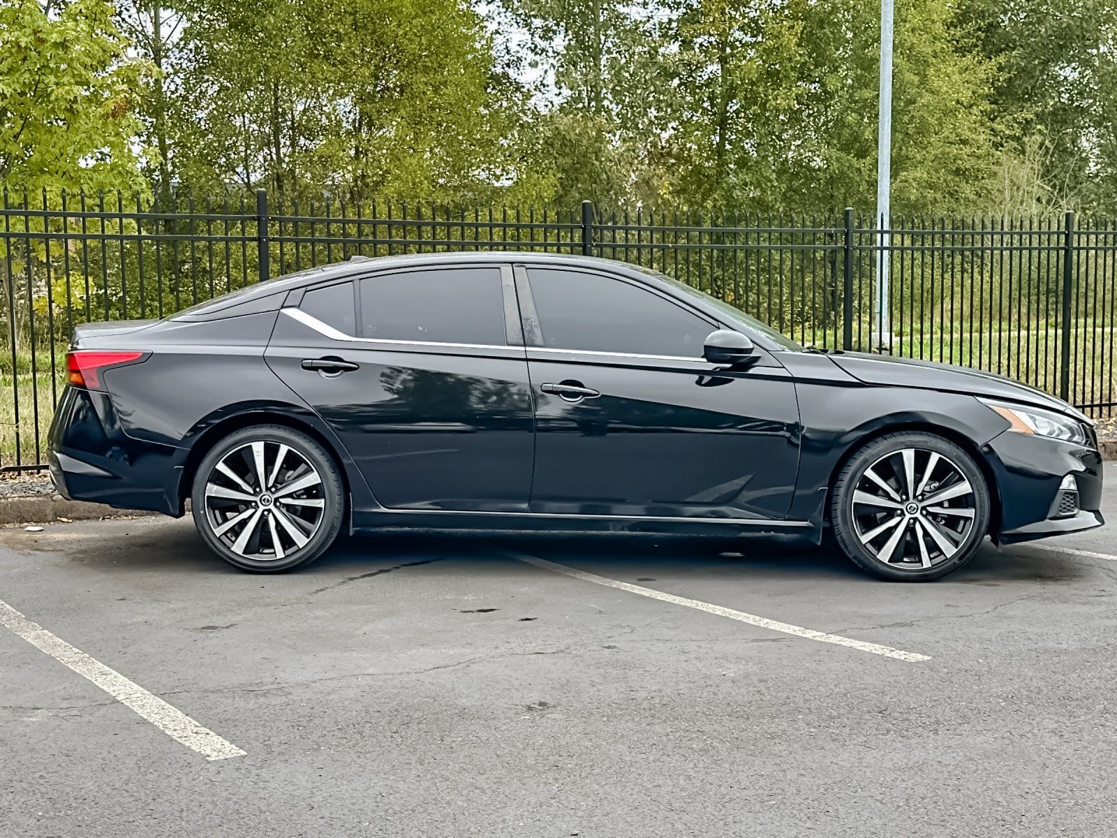 Used 2022 Nissan Altima 2.5 SR FWD image 2