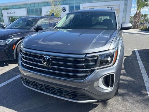 Used 2025 Volkswagen Atlas SE image 2