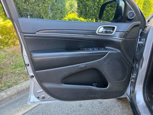 Used 2018 Jeep Grand Cherokee Limited image 10