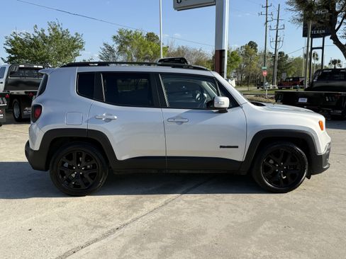 Used 2018 Jeep Renegade Altitude image 3