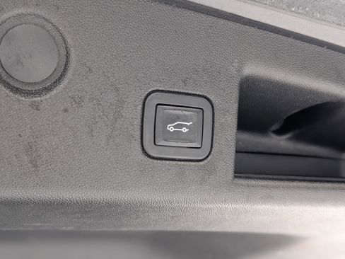 Used 2018 Chevrolet Equinox Premier image 40