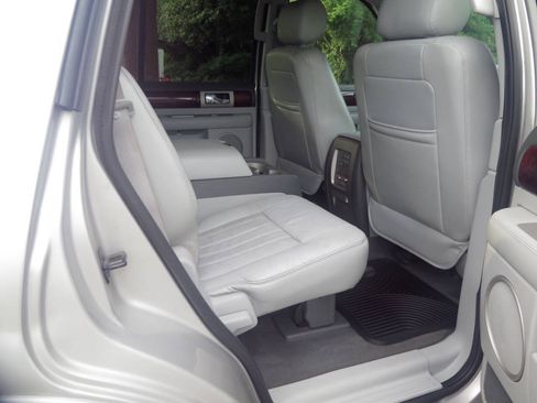 Used 2004 Lincoln Navigator Luxury AWD/4WD image 9