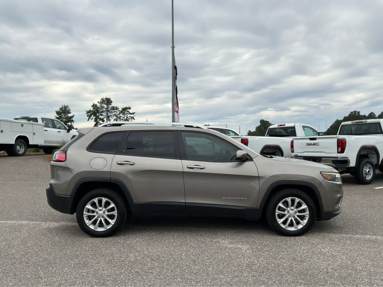 Used 2020 Jeep Cherokee Latitude FWD image 4