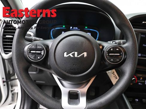 Used 2025 Kia Soul LX w/ LX Technology Package FWD image 10