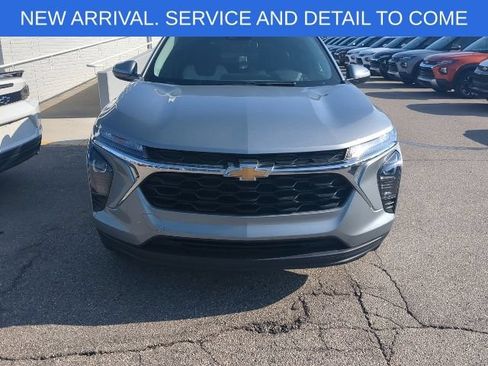 Used 2024 Chevrolet Trax LS w/ LS Convenience Package FWD image 9