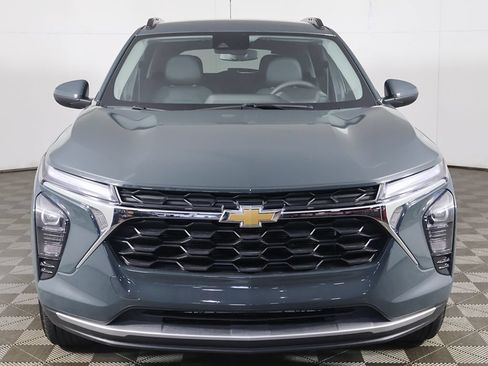 Used 2025 Chevrolet Trax LT FWD image 8