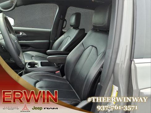 Certified 2025 Chrysler Pacifica Select FWD image 12
