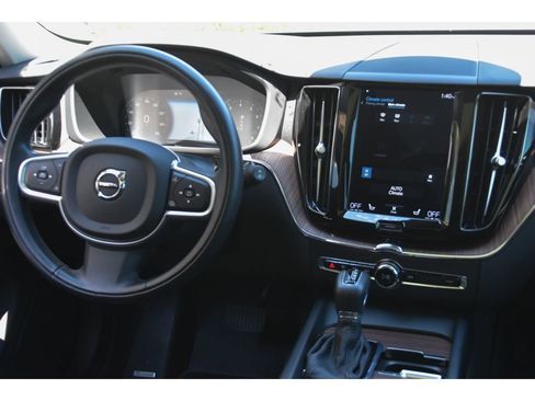 Used 2021 Volvo XC60 T5 Momentum w/ Premium Package AWD/4WD image 18