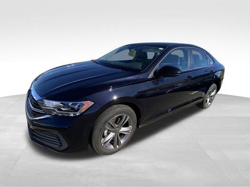 Used 2023 Volkswagen Jetta SE w/ Panoramic Sunroof Package FWD image 2