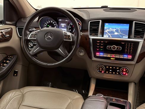 Used 2014 Mercedes-Benz GL 550 4MATIC image 31