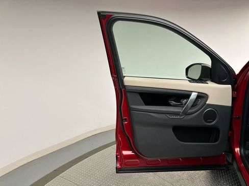 Used 2023 Land Rover Discovery Sport SE image 17