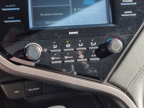 Used 2020 Toyota Camry LE image 21