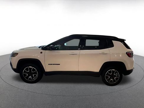 Used 2025 Jeep Compass Trailhawk AWD/4WD image 9