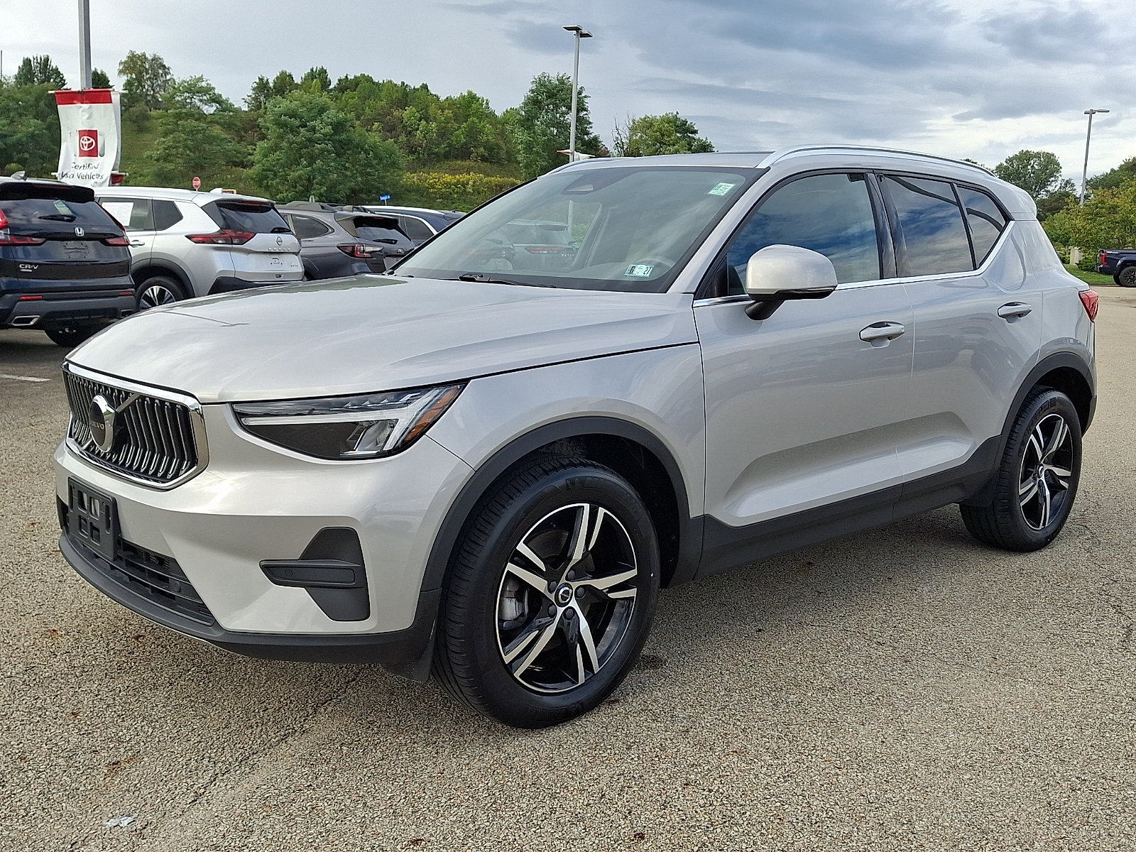 Used 2025 Volvo XC40 B5 Core AWD/4WD image 3