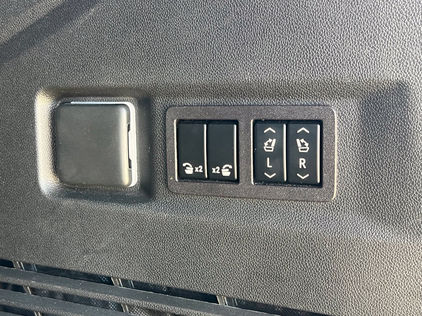 Used 2023 GMC Yukon Denali Ultimate AWD/4WD image 17