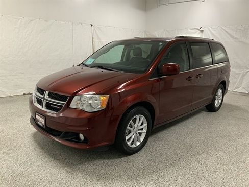 Used 2019 Dodge Grand Caravan SXT image 2