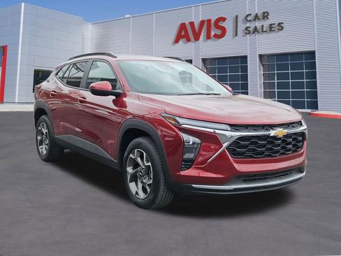 Used 2025 Chevrolet Trax LT w/ LT Convenience Package FWD image 9