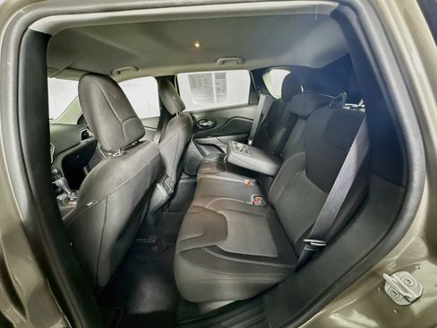 Used 2021 Jeep Cherokee Latitude FWD image 25