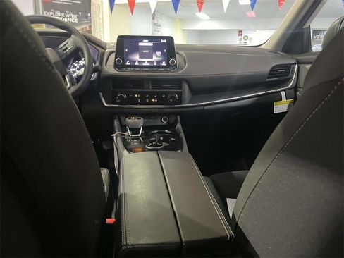 Used 2025 Nissan Rogue S image 14