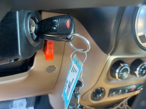 Used 2013 Jeep Wrangler Unlimited Rubicon w/ Dual Top Group AWD/4WD image 32