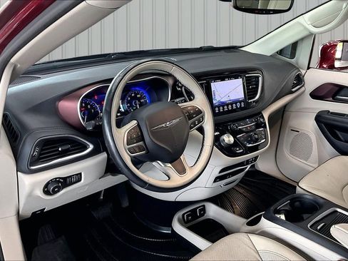 Used 2017 Chrysler Pacifica Limited FWD image 17