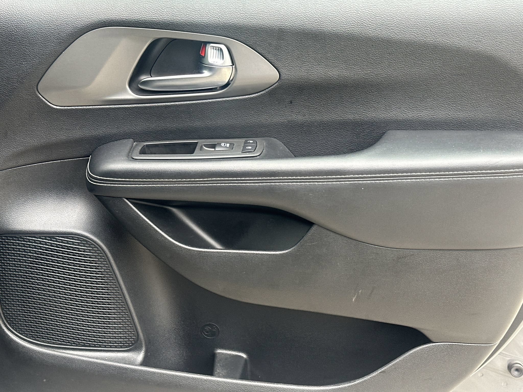 Used 2025 Chrysler Pacifica Select FWD image 14