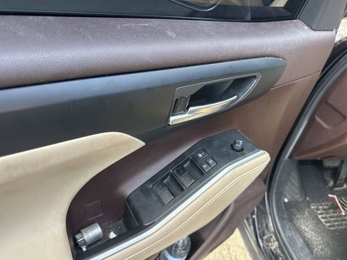 Used 2021 Toyota Highlander XLE image 6