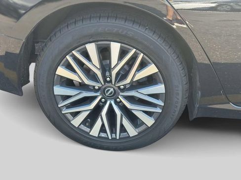 Used 2024 Nissan Altima 2.5 SV FWD image 8