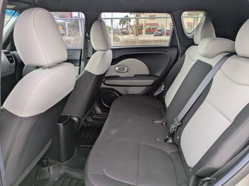 Used 2015 Kia Soul FWD image 12
