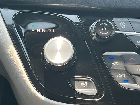 Used 2024 Chrysler Pacifica Touring-L FWD image 29