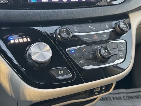 Used 2018 Chrysler Pacifica Touring-L image 19