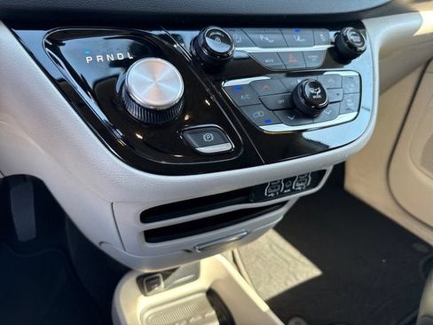 Used 2023 Chrysler Pacifica Touring-L FWD image 21