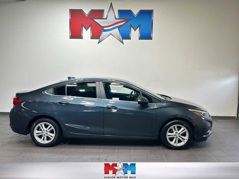 Used 2017 Chevrolet Cruze LT FWD image 1