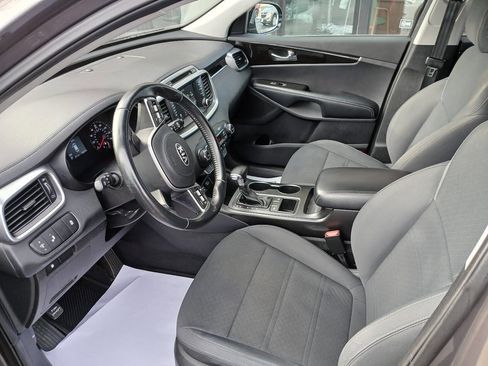Used 2019 Kia Sorento LX w/ LX Convenience Package image 2