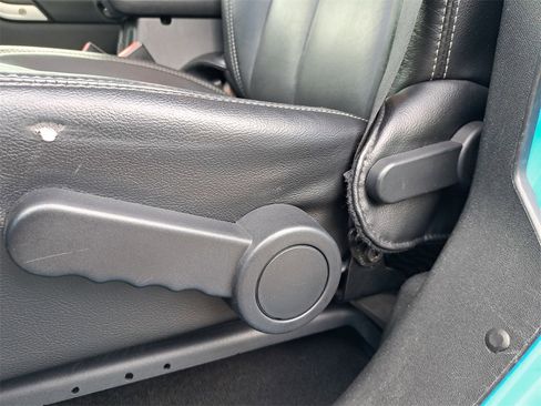 Used 2018 Jeep Wrangler Unlimited Rubicon w/ Connectivity Group image 26