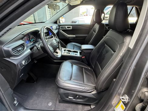 Used 2022 Ford Explorer XLT w/ Equipment Group 202A AWD/4WD image 13