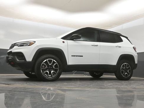 Used 2025 Jeep Compass Limited AWD/4WD image 12