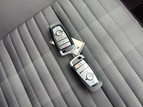 Used 2025 Ford Explorer ST-Line w/ ST-Line Street Pack image 9