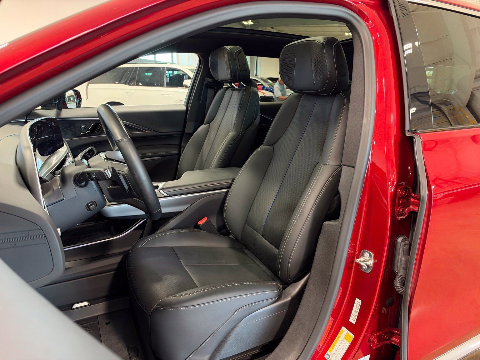 Used 2024 Cadillac Lyriq Luxury w/ LPO, Floor Liner Package AWD/4WD image 15