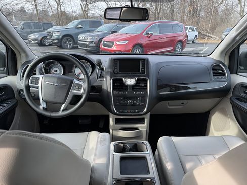 Used 2013 Chrysler Town & Country Touring image 15