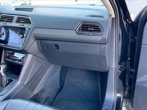 Used 2024 Volkswagen Tiguan SE image 17