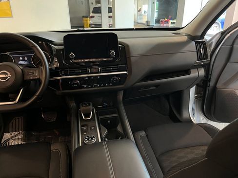 Used 2025 Nissan Pathfinder SV AWD/4WD image 37