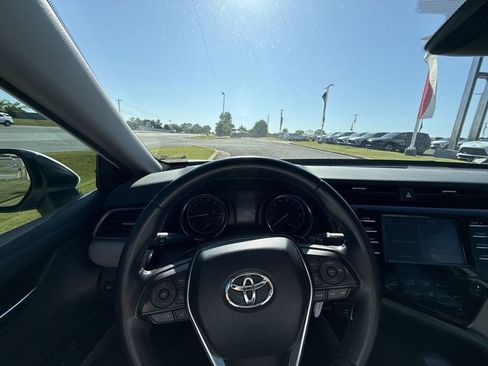Used 2019 Toyota Camry SE FWD image 17