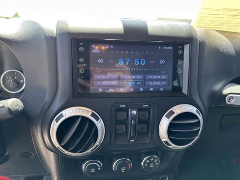 Used 2018 Jeep Wrangler Unlimited Sahara w/ Connectivity Group AWD/4WD image 18