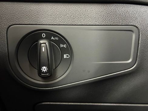 Used 2018 Volkswagen Tiguan S image 17