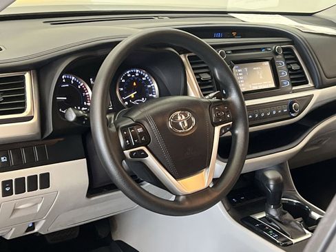 Used 2017 Toyota Highlander LE FWD image 15