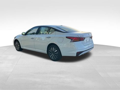 New 2025 Nissan Altima 2.5 SV image 2